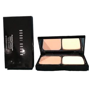 Bobbi Brown Illuminating Finish powder compact “Sand”